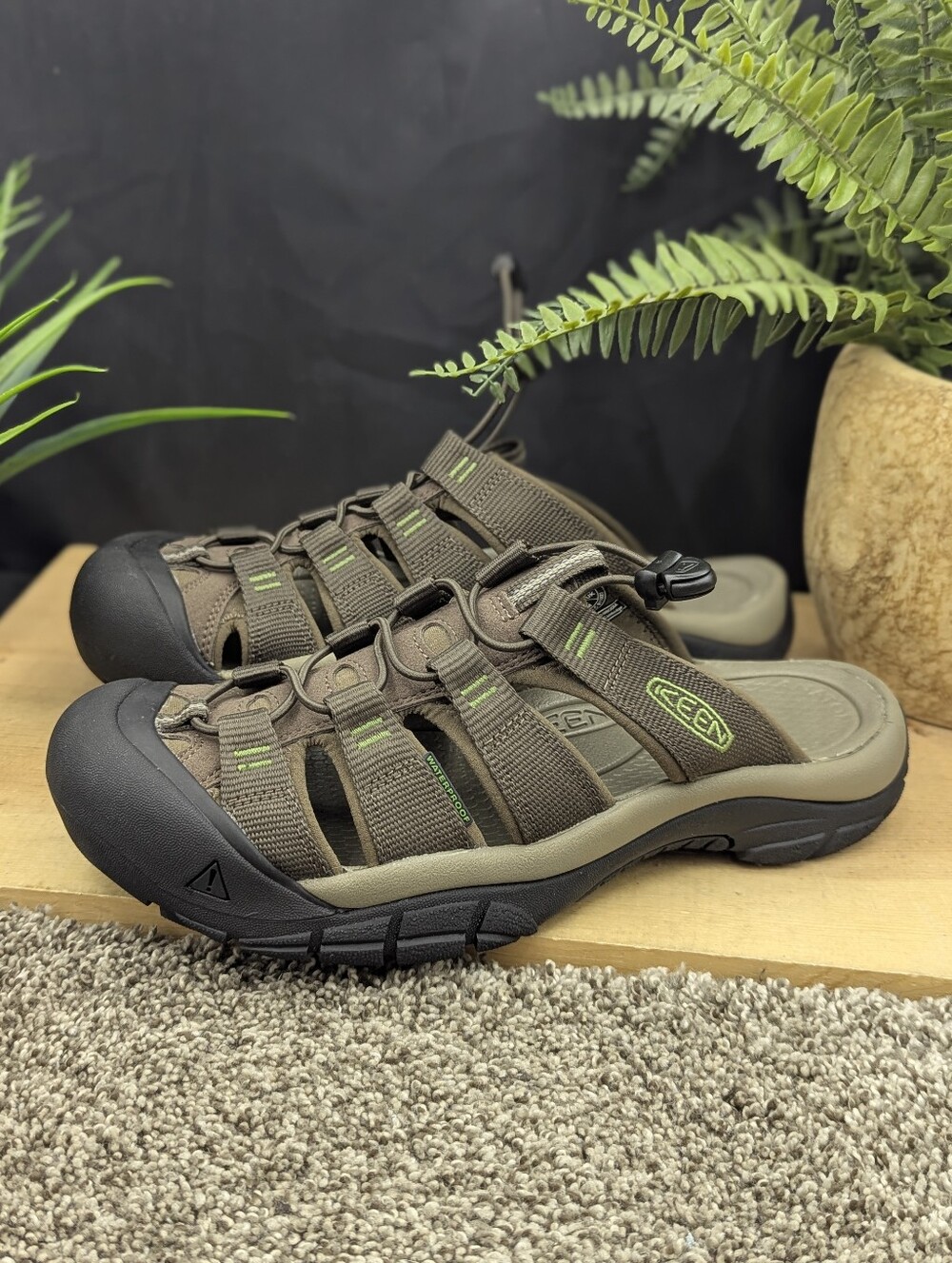 Keen Newport Slides Mens Size 9.5 Casual Hiking Walking Slip On Sandals Shoes